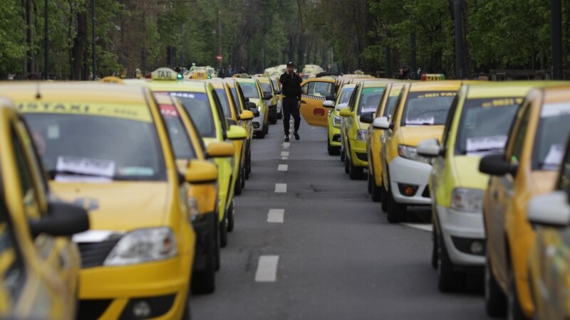 «Бензин дорожает, тарифы подняли». В Керчи таксисты устроили забастовку