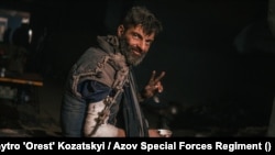На цьому фото, опублікованому 10 травня 2022 року полком «Азов», видно пораненого українського військовослужбовця на металургійному заводі «Азовсталь».