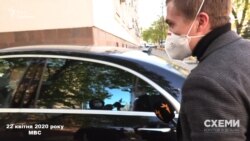 Коли авто під'їхало, журналісти спробували поцікавитися в Котвіцького про причини відвідин МВС