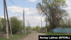 Кәлпе ауылының орталығындағы жөндеу көрмеген көшелердің бірі. Алматы облысы, 27 сәуір 2019 жыл.