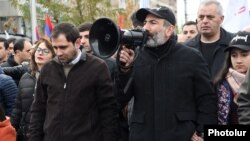 Armenia - Prime Minister Nikol Pashinian and his supporters march through Yerevan, November 24, 2018. 