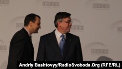 Leonid Kojara alături omologul său polonez Radek Sikorski, la reuniunea OSCE din 5 December, 2013 de la Kiev. Ucraina a deținut anul trecut președinția rotativă a OSCE.