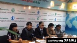 Баспасөз жиынын өткізіп отырған Қоянды ауылының тұрғындары. Астана, 7 қараша 2014 жыл.
