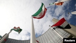 Iranska zastava se vijori ispred Međunarodne agencije za atomsku energiju (IAEA) u Beču. 