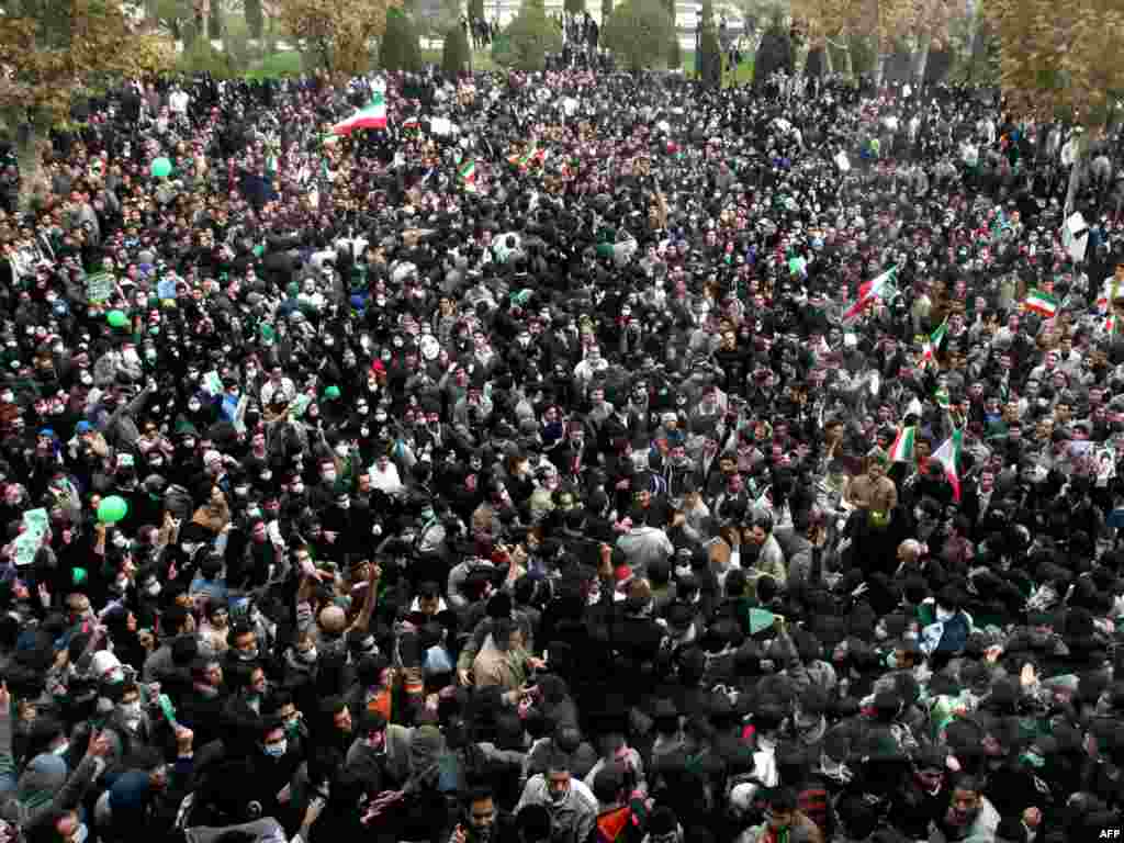 راه‌پیمایی حامیان جنبش سبز در دانشگاه تهران - گالری عکس و فیلم 