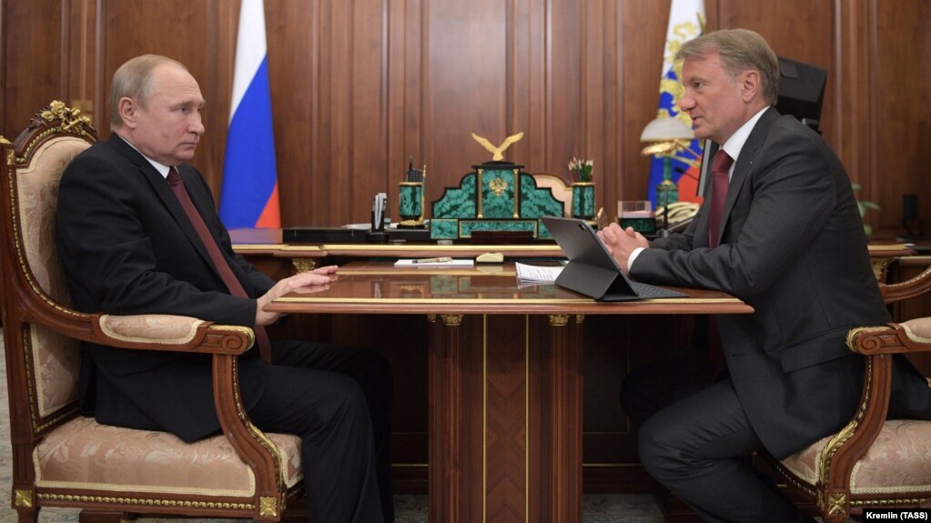 Президент России Владимир Путин (слева) разговаривает с генеральным директором Сбербанка Германом Грефом во время встречи в Москве в сентябре 2019 года.