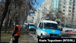 Полицейские микроавтобусы возле парка имени Ганди в Алматы в день проведения в этом месте протестной акции. 2019 год