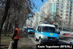 Митинг өтіп жатқан кезде саябақ маңында полиция көліктері тұрды. Алматы, 29 ақпан 2020 жыл.