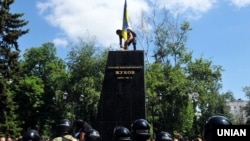 На постаменті, з якого знесли пам’ятник маршалу СРСР Георгію Жукову, активісти встановили прапор України. Харків, 2 червня 2019 року