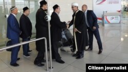 Муфтий Свердловской области Абдуль-Куддус (Николай) Ашарин встречает в аэропорту делегацию имамов из Узбекистана.
