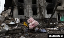 Детская игрушка возле разрушенного войной многоквартирного жилого дома. Бородянка, 11 апреля 2022 года