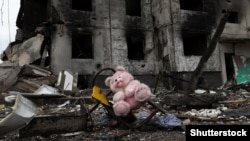 Un ursuleț de pluș în apropierea unui bloc de locuințe distrus de bombardamentele rusești la Borodaanka, regiunea Kiev, 11 aprilie 2022.