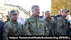 Президент Петро Порошенко оглядає будівництво у військовому містечку у Старичах Львівської області