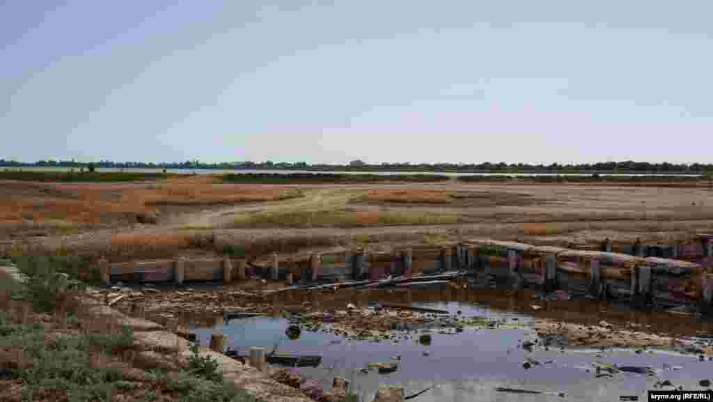 Старі грязьові басейни. На дальньому плані видніється смужка водної гладі Мойнакського озера