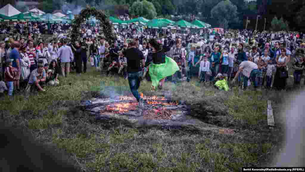 У Пирогові свято стало по-справжньому масовим, зібравши декілька сотень шанувальників народних традицій