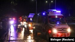 Автомобили скорой помощи у международного аэропорта Каликут, где в пятницу вечером (по местному времени) аварийно приземлился самолёт, прибывший из Дубая. 7 августа 2020.