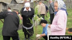 Конгресс Түбән Сырга районы Шәкүр авылында чия утырту өмәсен уздырды. "Мондый чаралар халыкны берләштерә, кәефен күтәрә", ди Фәвия Сафиуллина