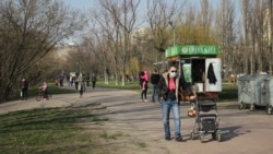 Люди гуляють київським парком