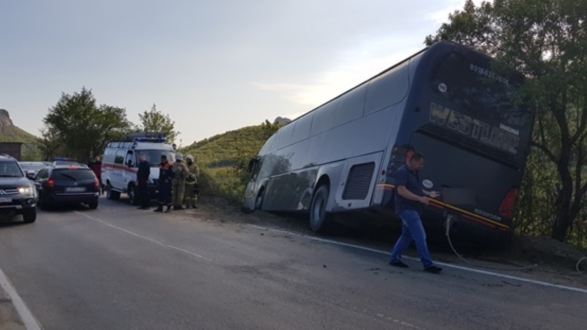 В Крыму съехал с дороги автобус с пассажирами – МЧС (+фото)