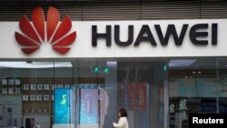 Логотип Huawei в одном из торговых центров Шанхая, декабрь 2018 года.