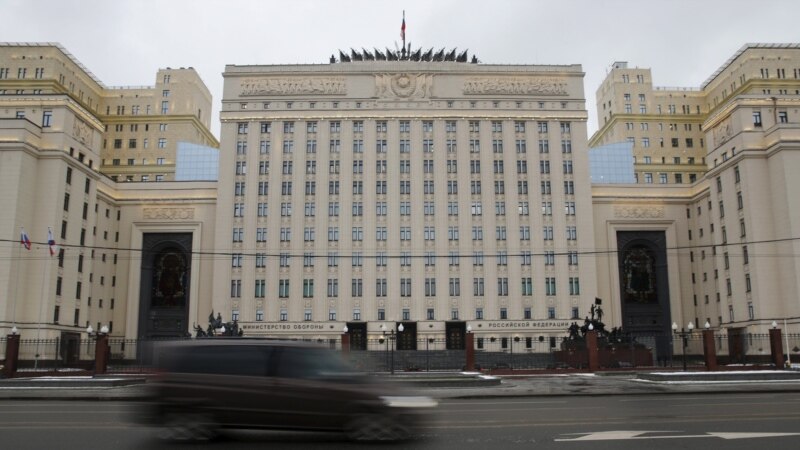 Юристку ОВДИнфо задержали у здания Минобороны за пикет