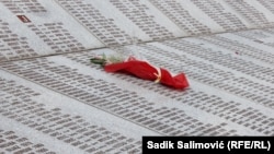 Svakodnevno smo svjedoci koliko je Bramerc u pravu kad upozorava na žalosno stanje u vezi s odgovornošću za ratne zločine u zemljama bivše Jugoslavije (Foto: Detalj iz Memorijalnog centra Potočari izgrađenog u znak sjećanja na žrtve genocida nad Bošnjacima Srebrenice)