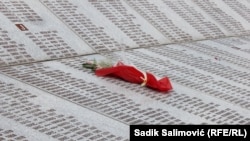 Imena ubijenih u genocidu, na ploči u Memorijalnom centru Potočari