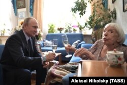 Presidenti rus, Vladimir Putin dhe Lyudmila Alekseyeva janë takuar për ditëlindjen e 90-të të aktivistes.