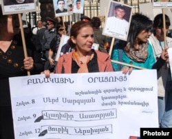 Əsgər anaları Ermənistan prezidentinin iqamətgahı qarşısında, 14 oktyabr 2011
