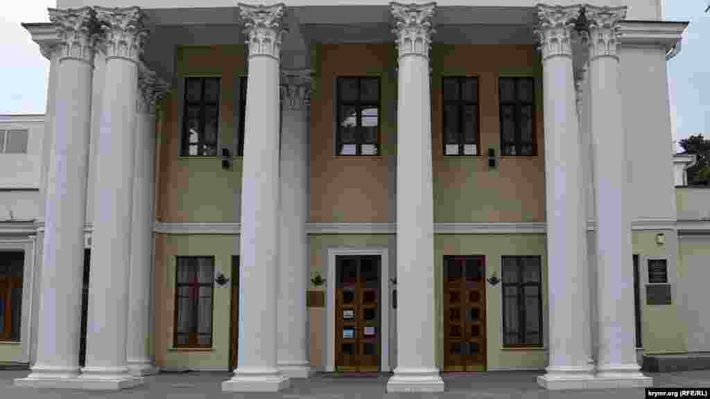 В связи с введением в Крыму режима &laquo;повышенной готовности&raquo; в Ялте закрылся театр имени Чехова