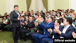 Йиғилиш қатнашчилари Рустам Шоабдураҳмоновни янги лавозим билан қутламоқда. МОҚ расмий сайтидан олинган сурат.