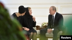 Президент России Владимир Путин с супругой Ислама Каримова Татьяной и его дочерью Лолой. 6 сентября 2016 года