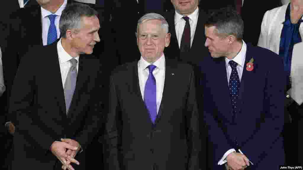 БЕЛГИЈА - Фрагмент од заедничката фотографија на учесниците на министерскиот состанок на министрите за одбрана на членките на НАТО. На првиот ден од состанокот, НАТО сојузниците ги поддржаа плановите за два нови командни центра кои ќе помагаат за заштита на Европа во случај на конфликт со Русија.