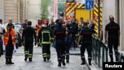 У места взрыва во французском городе Лионе.