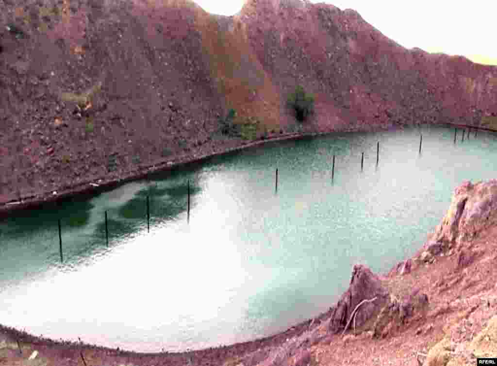  &quot;Атомное&quot; озеро, образовавшееся после серии ядерных взрывов на земле Семипалатинского региона. Восточно-Казахстанская область, август 2009 года. 