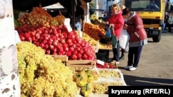 Крымчане на рынке «Привоз» в Симферополе. Иллюстрационное фото