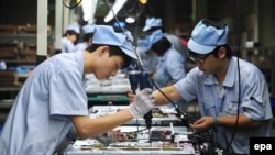 Рабочие китайской фабрики.