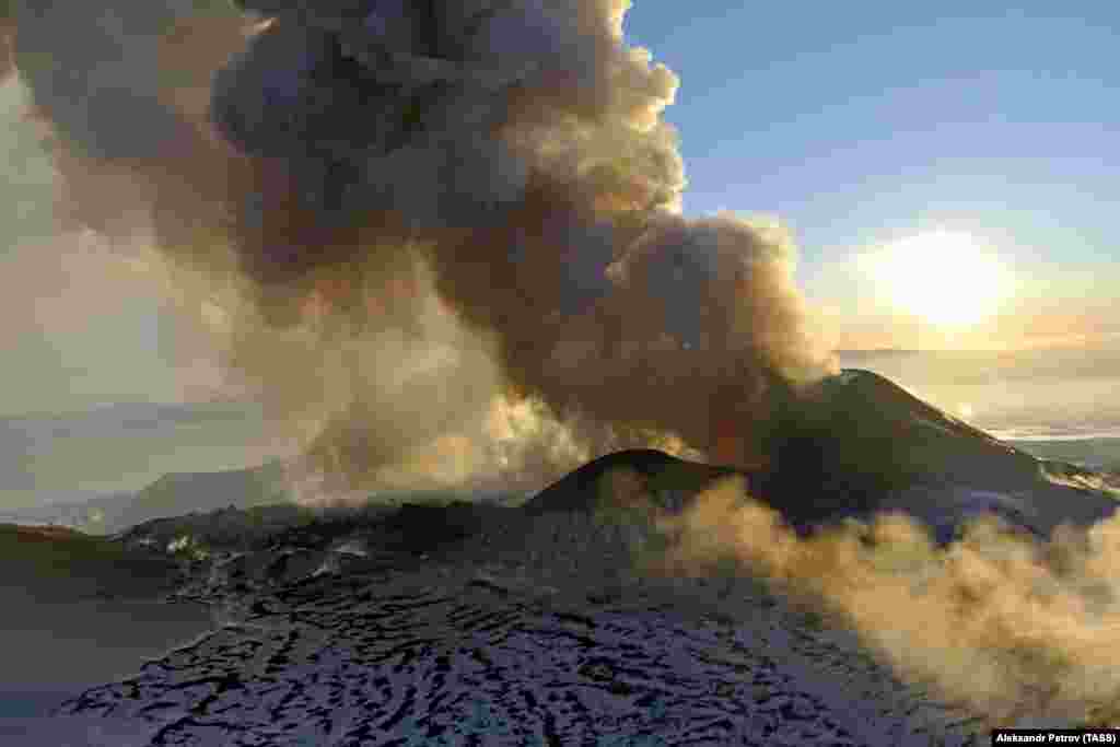 An ash cloud rises from the Plosky Tolbachik volcano on Russia&#39;s Kamchatka Peninsula. (ITAR-TASS)