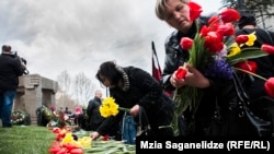 ხალხი პატივს მიაგებს დაღუპულთა ხსოვნას, 2015 წლის 9 აპრილი