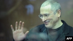 Russia -- Former Yukos oil company CEO Mikhail Khodorkovsky gestures while standing behind a glass wall at a courtroom, in Moscow, on 27Dec10