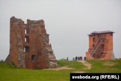 У музэі кажуць, што Кіт любіў шпацыраваць каля Наваградзкага замку і ў сквэры побач