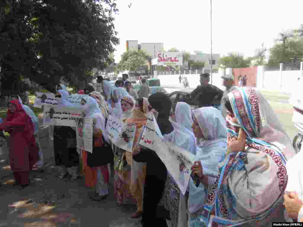 Pakistanyň &quot;Parahat&ccedil;ylyk&quot; hereketiniň agzalary Peşawarda protest ge&ccedil;ir&yacute;&auml;r. 