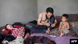 ارشیف، یو افغان معتاد چې د خپلو ماشومانو په وړاندې نشه‌یي مواد کاروي