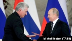 Rusiya prezidenti Vladimir Putin (sağda) və Kuba lideri Miguel Diaz-Canel noyabrın 2-də Moskvada görüşüblər