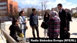 Familjarët e shtetasve turq të deportuar para Qeverisë së Kosovës.