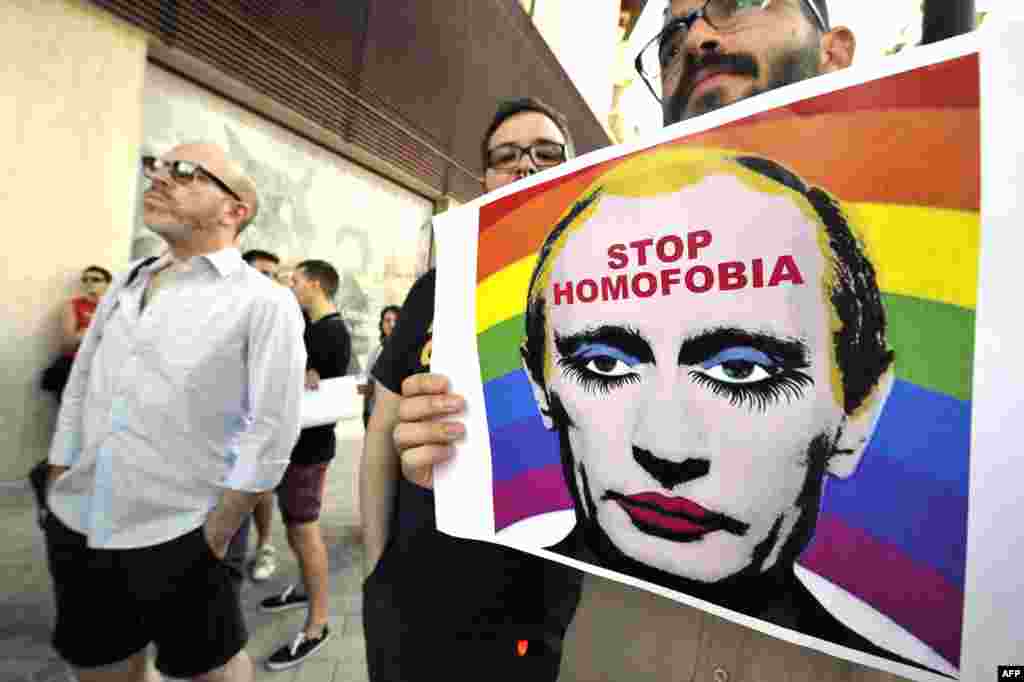 Protest împotriva homofobiei din Rusia în fața ambasadei ruse de la Madrid, 23 august 2013.