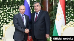 Russian President Vladimir Putin (left) with Tajik President Emomali Rahmon in Dushanbe in June 2019.
