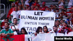 فعالان حقوق زنان ایرانی سعی کرده‌اند از مسابقات فوتبال برای توجه جامعه جهانی به حق ورود زنان ایرانی به ورزشگاه استفاده کنند. 