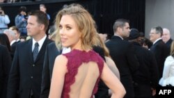 Scarlett Johansson Oscar mükafatının təqdimetmə mərasimində. 27 fevral 2011