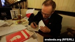 Уладзімер Някляеў падпісвае сваю новую кнігу «Лісты да Волі».
